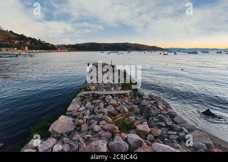 Vista del lago Titicaca al confine tra Perù e Bolivia. Da Copacabana Foto Stock