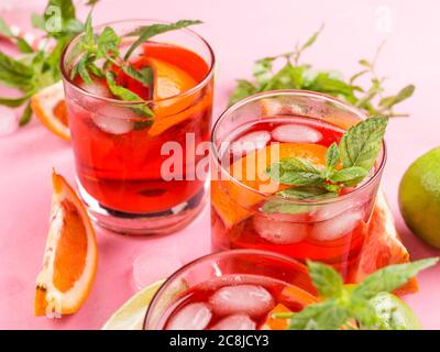 Cocktail rosso fresco ghiacciato con arancio sangue Foto Stock