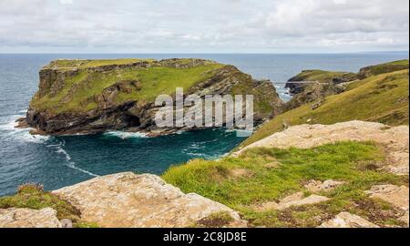 Tintagel - splendida vista sulle montagne e sul mare in Cornovaglia Foto Stock