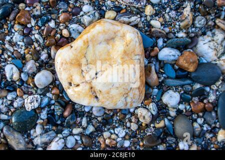 Pietre colorate di PolzeathBeach su una spiaggia inglese in Cornovaglia Foto Stock
