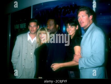 Las Vegas, Nevada, USA 23 gennaio 1996 attore Eddie Cibrian, attrice Donna D'Errico, attore Gregory Alan Williams, attrice Angie Harmon e attore David Hasselhoff partecipa alla VSDA Convention il 23 gennaio 1996 come Las Vegas Convention Center a Las Vegas, Nevada, USA. Foto di Barry King/Alamy Stock foto Foto Stock