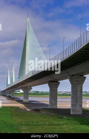 Ponte gateway dal lato Runcorn. I supporti assomigliano a vele su uno yacht. Foto Stock