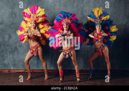 Tre Donne che ballano in brasiliano samba carnevale costume con
