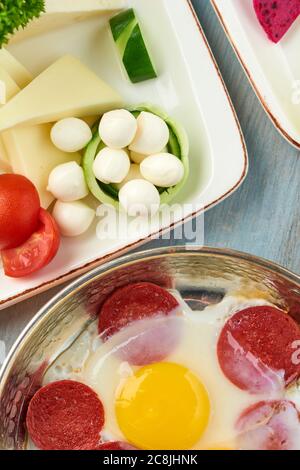 Deliziosa colazione turca tradizionale su tavolo di legno Foto Stock