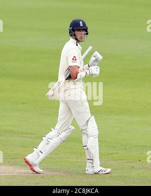 Stuart Broad dell'Inghilterra esce dal campo dopo essere uscito durante il secondo giorno del terzo test all'Emirates Old Trafford, Manchester. Foto Stock