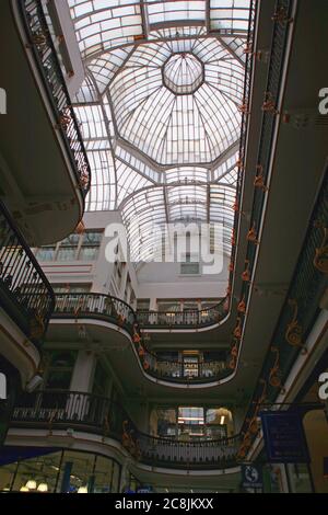 L'interno della Barton Arcade, che mostra l'elaborato vetro vittoriano e il tetto in ghisa: Barton Square, Manchester, Inghilterra, UK Foto Stock