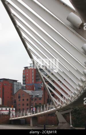 Il ponte pedonale di Castlefield, noto anche come Merchant's Bridge: Bridgewater Canal Basin, Castlefield, Manchester, Inghilterra, UK Foto Stock