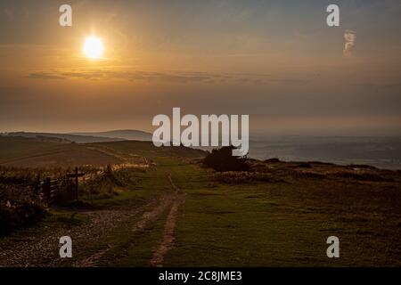 Tramonto lungo la South Downs Way a Sussex in una serata estiva Foto Stock