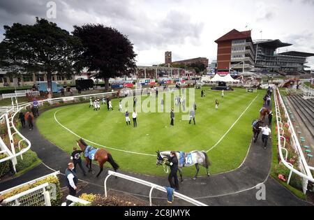 Corridori e piloti entrano nel ring della parata davanti allo Sky Bet Best Odds Guaranteed handicap all'ippodromo di York. Foto Stock