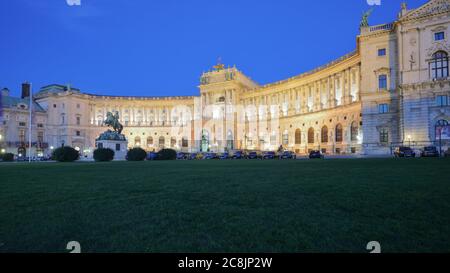 Facciata dell'ala Neue Burg dell'Hofburg, l'ex palazzo imperiale principale dei governanti della dinastia degli Asburgo, a Vienna, in Austria Foto Stock