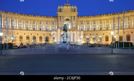 Facciata dell'ala Neue Burg dell'Hofburg, l'ex palazzo imperiale principale dei governanti della dinastia degli Asburgo, a Vienna, in Austria Foto Stock