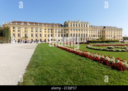 Schonbrunn palazzo, un ex residenza imperiale estiva. Il palazzo e i giardini di Schonbrunn sono dichiarati patrimonio dell'umanità dall'UNESCO Foto Stock