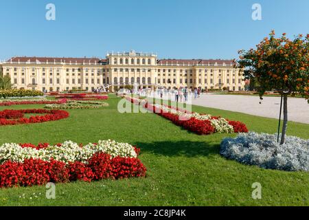 Schonbrunn palazzo, un ex residenza imperiale estiva. Il palazzo e i giardini di Schonbrunn sono dichiarati patrimonio dell'umanità dall'UNESCO Foto Stock