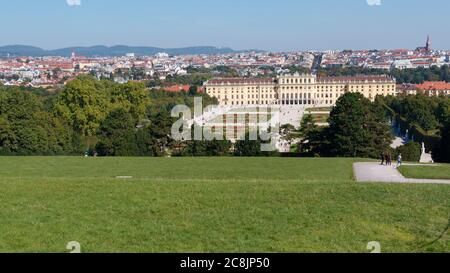 Schonbrunn palazzo, un ex residenza imperiale estiva. Il palazzo e i giardini di Schonbrunn sono dichiarati patrimonio dell'umanità dall'UNESCO Foto Stock