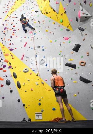 Gli arrampicatori del Castle Climbing Centre, vicino a Finsbury Park, nel nord di Londra, possono riaprire palestre, piscine e impianti sportivi come parte dell'ultimo alleggerimento delle misure di blocco del coronavirus in Inghilterra. Foto Stock