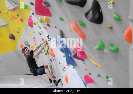 Gli arrampicatori del Castle Climbing Centre, vicino a Finsbury Park, nel nord di Londra, possono riaprire palestre, piscine e impianti sportivi come parte dell'ultimo alleggerimento delle misure di blocco del coronavirus in Inghilterra. Foto Stock