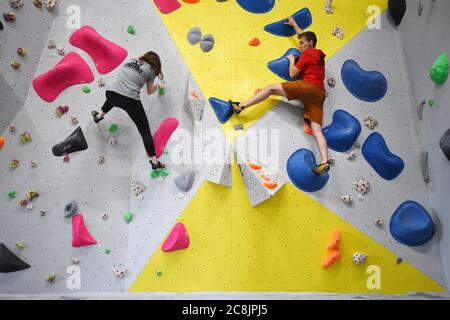 Gli arrampicatori del Castle Climbing Centre, vicino a Finsbury Park, nel nord di Londra, possono riaprire palestre, piscine e impianti sportivi come parte dell'ultimo alleggerimento delle misure di blocco del coronavirus in Inghilterra. Foto Stock