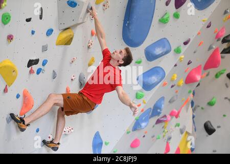 Gli arrampicatori del Castle Climbing Centre, vicino a Finsbury Park, nel nord di Londra, possono riaprire palestre, piscine e impianti sportivi come parte dell'ultimo alleggerimento delle misure di blocco del coronavirus in Inghilterra. Foto Stock