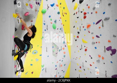 Gli arrampicatori del Castle Climbing Centre, vicino a Finsbury Park, nel nord di Londra, possono riaprire palestre, piscine e impianti sportivi come parte dell'ultimo alleggerimento delle misure di blocco del coronavirus in Inghilterra. Foto Stock