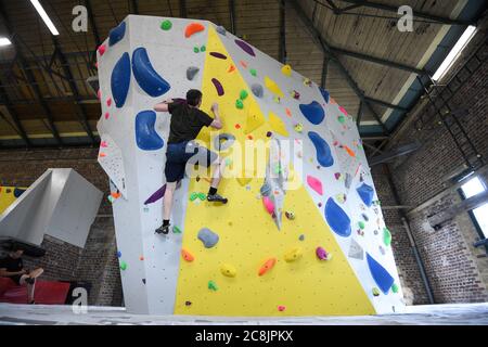 Gli arrampicatori del Castle Climbing Centre, vicino a Finsbury Park, nel nord di Londra, possono riaprire palestre, piscine e impianti sportivi come parte dell'ultimo alleggerimento delle misure di blocco del coronavirus in Inghilterra. Foto Stock