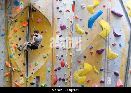 Gli arrampicatori del Castle Climbing Centre, vicino a Finsbury Park, nel nord di Londra, possono riaprire palestre, piscine e impianti sportivi come parte dell'ultimo alleggerimento delle misure di blocco del coronavirus in Inghilterra. Foto Stock