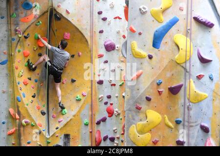 Gli arrampicatori del Castle Climbing Centre, vicino a Finsbury Park, nel nord di Londra, possono riaprire palestre, piscine e impianti sportivi come parte dell'ultimo alleggerimento delle misure di blocco del coronavirus in Inghilterra. Foto Stock