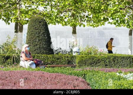 Bruxelles, Belgio una donna che indossa una maschera di coronavirus si trova nel bellissimo parco Tuin van de Kunstberg nel centro di Bruxelles nel luglio 2020 Foto Stock