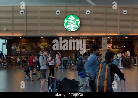 KUALA LUMPUR, MALESIA - 20 FEBBRAIO 2017 - persone all'Aeroporto Internazionale di Kuala Lumpur di fronte alla caffetteria Starbucks Foto Stock