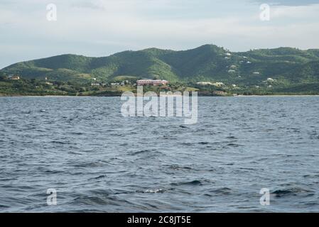Christiansted, St. Croix, VI-Ottobre 19,2019: Vista dalle acque del Mar dei Caraibi alla costa con il Buccaneer Resort a St. Croix, nella USVI Foto Stock