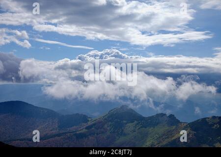 Incredibili nuvole sopra le montagne di Malá Fatra, Slovacchia Foto Stock