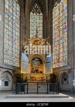 Esslingen, BW / Germania - 21 luglio 2020: Vista interna dell'altare nella chiesa di St. Dionys a Esslingen Foto Stock