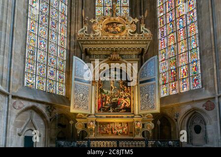 Esslingen, BW / Germania - 21 luglio 2020: Vista interna dell'altare nella chiesa di St. Dionys a Esslingen Foto Stock