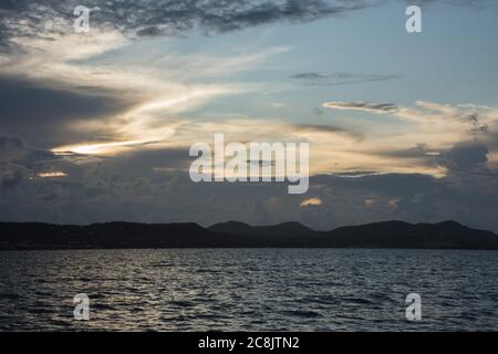 Cielo blu tramonto con nuvole e la silhouette del paesaggio ondulato con le acque del Mar dei Caraibi a St. Croix, nella USVI Foto Stock