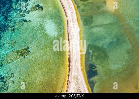 Vista aerea della splendida laguna sul mare Adriatico in Croazia, isola Dugi Otok. Pinete, lunghe spiagge nascoste e superficie di mare smeraldo Foto Stock