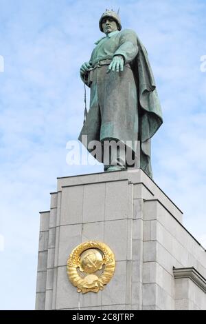 Berlino, Germania - il Memoriale di guerra sovietico nel Tiergarten onora i soldati sovietici caduti nella lotta per catturare Berlino nel 1945 Foto Stock