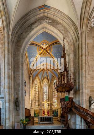 Esslingen, BW / Germania - 21 luglio 2020: Vista interna dell'altare e del coro nella chiesa Fraunenkirche di Esslingen Foto Stock