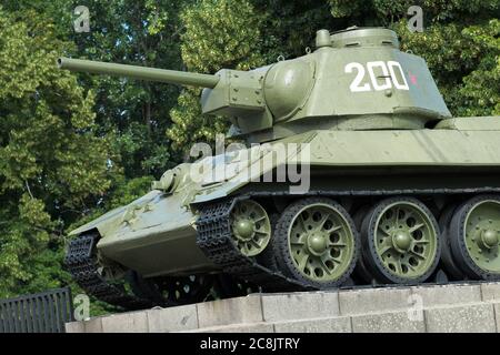 Berlino, Germania - un carro armato T-34 al Memoriale di guerra sovietico nel Tiergarten onora i soldati sovietici russi nella lotta per catturare Berlino nel 1945 Foto Stock