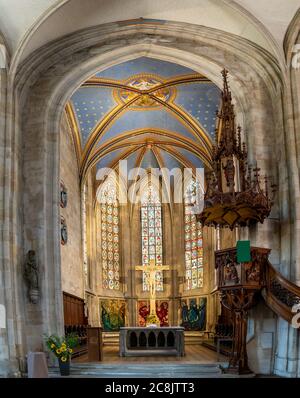 Esslingen, BW / Germania - 21 luglio 2020: Vista interna dell'altare e del coro nella chiesa Fraunenkirche di Esslingen Foto Stock