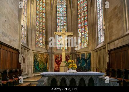 Esslingen, BW / Germania - 21 luglio 2020: Vista interna dell'altare e del coro nella chiesa Fraunenkirche di Esslingen Foto Stock