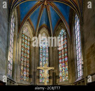 Esslingen, BW / Germania - 21 luglio 2020: Vista interna dell'altare e del coro nella chiesa Fraunenkirche di Esslingen Foto Stock