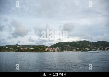 Christiansted, St. Croix, VI-Ottobre 19,2019: Porto con navi, architettura lungomare e paesaggio ondulato a St. Croix, nella USVI Foto Stock