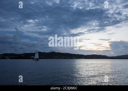 Christiansted, St. Croix, VI-Ottobre 19,2019: Caribbean Sea Adventure barca a vela durante una crociera al tramonto a St. Croix nella USVI Foto Stock