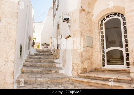 Città vecchia di Ostuni durante una giornata di sole, il villaggio bianco. E' una destinazione turistica in Puglia in estate. Foto Stock