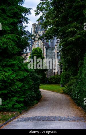 Il Castle Hotel Kronberg, Schlosshotel Kronberg, offre una splendida strada in auto Foto Stock