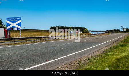 Benvenuti alla Scotland Sungire St Andrew's Cross Sign sulla A1 a doppia carreggiata, senza traffico, confine inglese scozzese, Regno Unito Foto Stock