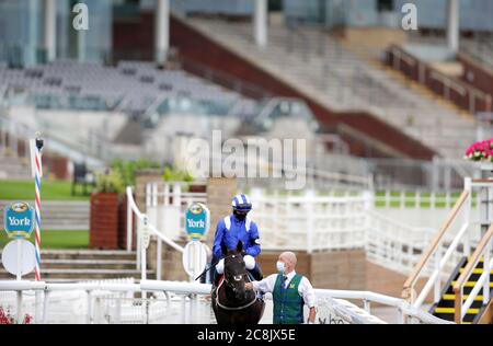 Elarqam guidato dal fantino Jim Crowley davanti allo Sky Bet York Stakes all'Ippodromo di York. Foto Stock