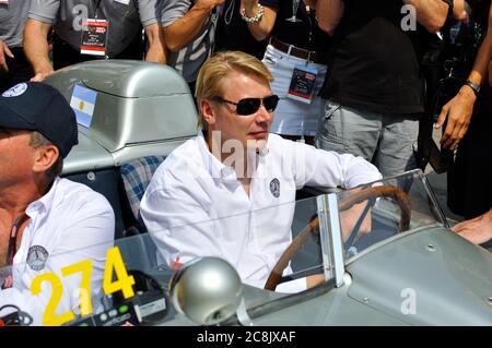 Due volte campione del mondo di F1 Mika Hakkinen al volante di una Mercedes-Benz 300 SLR prima dello start della Mille miglia 2011 a Brescia Foto Stock