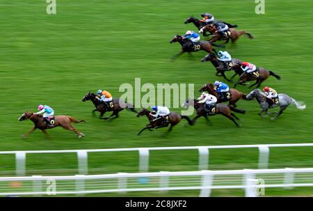 Blue Mist guidato dal fantino Ryan Moore (a sinistra) sulla loro strada per vincere il Moet & Chandon International Stakes all'ippodromo di Ascot. Foto Stock