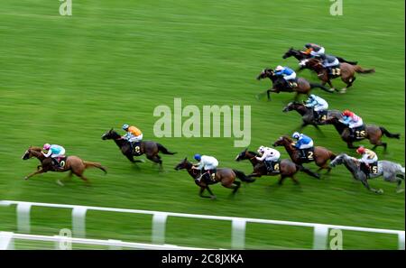 Blue Mist guidato dal fantino Ryan Moore (a sinistra) sulla loro strada per vincere il Moet & Chandon International Stakes all'ippodromo di Ascot. Foto Stock