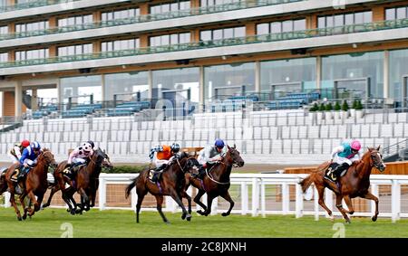 Blue Mist guidato dal fantino Ryan Moore (a destra) sulla loro strada per vincere il Moet & Chandon International Stakes all'ippodromo di Ascot. Foto Stock